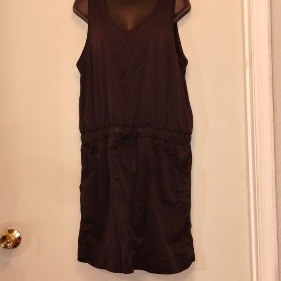 Stay Stylish and Comfortable with The North Face Dress - Picture 4 of 8